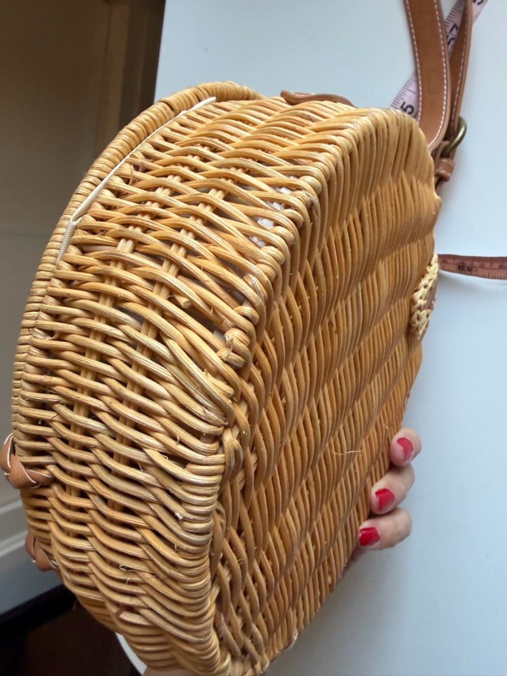Round Woven Crossbody Bag in Natural/Tan GUC - Picture 7 of 14